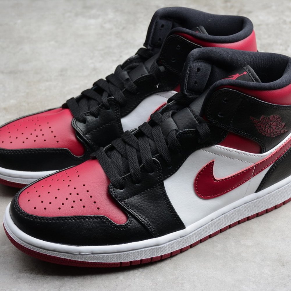 newNike Air Jordan 1 mid top basketball shoes whit